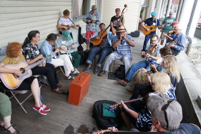 Phil Wiggins leads a jam session