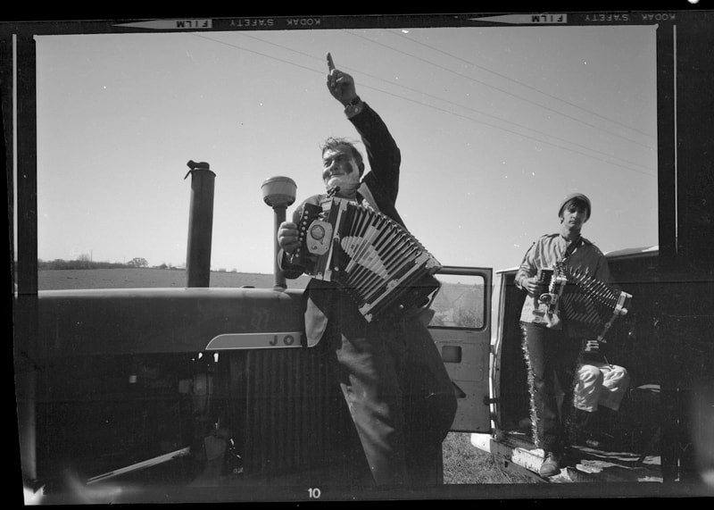 Nathan Abshire, courir de Mardi Gras. Matou, Louisiana by Douglas Baz 1974